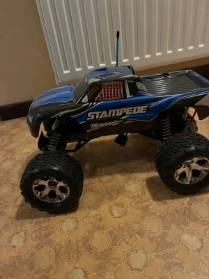 Blå Traxxas Stampede radiostyrd bil - Säljer en blå och svart radiostyrd bil av modellen Stampede från Traxxas. Bilen har stora terrängdäck, detaljerad kaross med vita och svarta ränder samt antenn. Monterad TQ 2,4GHz radioanläggning Batteri 8,4V 3000mAh med ID-kontakt 4-amp USB-C snabbladdare Specialverktyg Utförlig instruktionsbok på engelska Titan 12T 550-motor 3 körprogram och slirkoppling Vattenskyddad elektronik topphastighet: 48km/h. Laddare följer med.