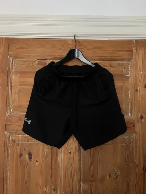  Under Armour Shorts  - Under Armour Shorts – Svarta   Säljer ett par Under Armour shorts i svart, storlek S.  Fint skick – väl omhändertagna och inga större skador. Färg: Svart 📏 Storlek: S 🏷️ Märke: Under Armour Perfekta för träning, fotboll, gym eller vardagsbruk. 📦 Kan skickas med post  Skriv gärna vid intresse eller om du har några frågor!  