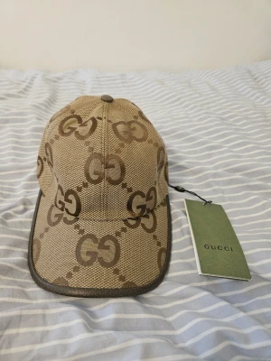 Keps - Beige jumbo keps storlek M med GG logga på 