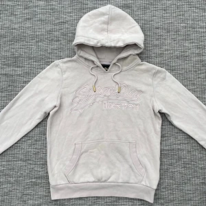 Superdry hoodie - Säljer nu denna riktigt snygga superdry hoodien!🙌 Skick: 9/10🌟 Storlek: EU 40 - Xs ungifär👏 Hör gärna av er vid frågor eller funderingar!🤗