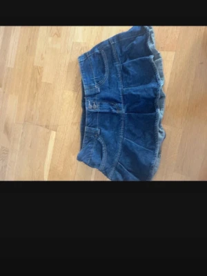 Blå lågmidjad jeanskjol - Super fin! Knappt använd med inbygga shorts🥰