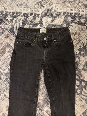 Svarta raka jeans - Säljer ett par svarta jeans med medelhög midja!!