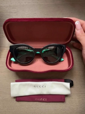 Gucci solglasögon  - Jätte fina solglasögon i cat eye modell. Använda, därav lite repor. De kan skruvas till för att tajta till dom på sidorna om det behövs hos synsam eller liknande.