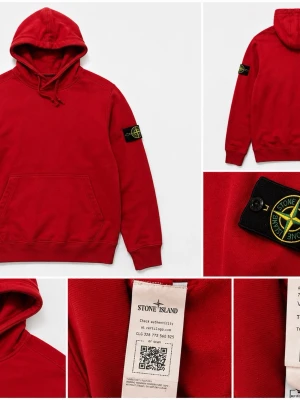 Stone Island Hoodie – Röd XL - Stone Island hoodie i klassisk röd färg, modell 771564120 / V0010, storlek XL. Tillverkad i kraftig bomullsfleece med ikonisk Stone Island-badge på ärmen. Äkthetskod/Certilogo finns på etiketten och kan verifieras.     AW22