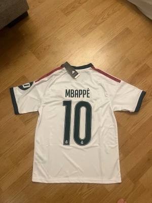 Mbappe Real Madrid tröja 26/27  - Mbappe Real Madrid tröja 26/27                                    Storlek S 