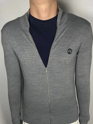 J.Lindeberg merinoull zip - 👕 Plagg: merinoull helzip                                                                 📏 Storlek: S                                                                🏷️ Märke/Modell: J.Lindeberg                                           ✨ Skick: Fint skick                                                      💬 Vid frågor är det bara att skriva!                                                                                          🛍️ Gramenti
