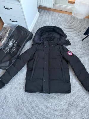 Canada goose jacka - Canada goose Wyndham jacka inga skador tillkommer med päls och canada goose väska 