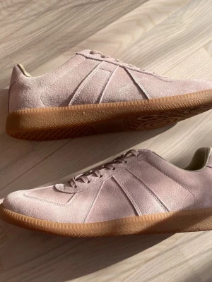 Maison Margiela Gats rosa - Hej! Säljer mitt rosa par Maison Margiela Gats. Storlek 43. De passar true to size och är riktigt sköna. Mocha så måste rengöras efter mycket användning. Dyrt par, kvittering medföljer. Uppskattar en snabba affär och kan isf tänka mig gå ner i pris. Skriv om funderingar. Säljer för 2450kr 