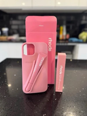 Rosa mobilskal Rhode med läppglanshållare - Färg: ribbon, passar iphone 13 , 14  och 15 pro helt nytt & oanvänt! 