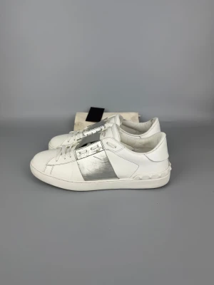 Valentino Open Sneaker Silver | 42.5 - Använda sneakers i gott skick, silverfärgade, med dustbag och Valentino-kort.