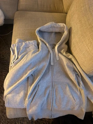 Russemerch set  - Ziphoodie och mjukisbyxor från russemerch i jättefint skick! 