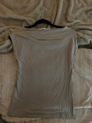 Beige topp - En enkel och stilren beige topp i mjukt material. Endast använd en gång