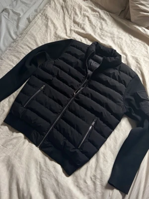 Moncler cardigan - Hel svart Moncler cardigan med två olika material storlek M (inte använd)