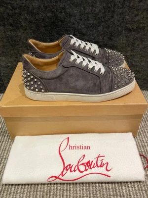 Christian Louboutin skor - Hej, säljer nu dessa svin snygga Christian Louboutin skor. Skorna är i grymt skick!  Begränsat antal boxar och dustbag. Hör av dig vid frågor.
