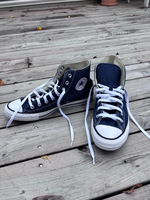 Nya Converse sneakers 42,5 - Ett par nya blå Converse sneakers i storlek 42,5