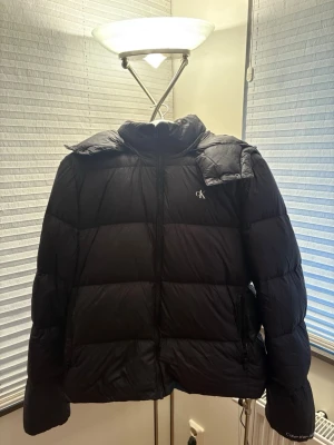 Calvin Klein - vinterjacka - Sparsamt och försiktigt använd! Fodrade fickor och håller värmen + luva . Nypris: 2600kr