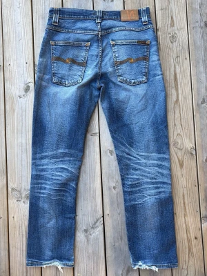 Nudie jeans grim Tim  - Säljer ett par sjukt snygga nudie grim Tim jeans som har riktigt snygga whiskers och tonade färger skriv om ni är intresserad av att köpa fraktar samma dag kan även gå ner i pris vid snabbköp 