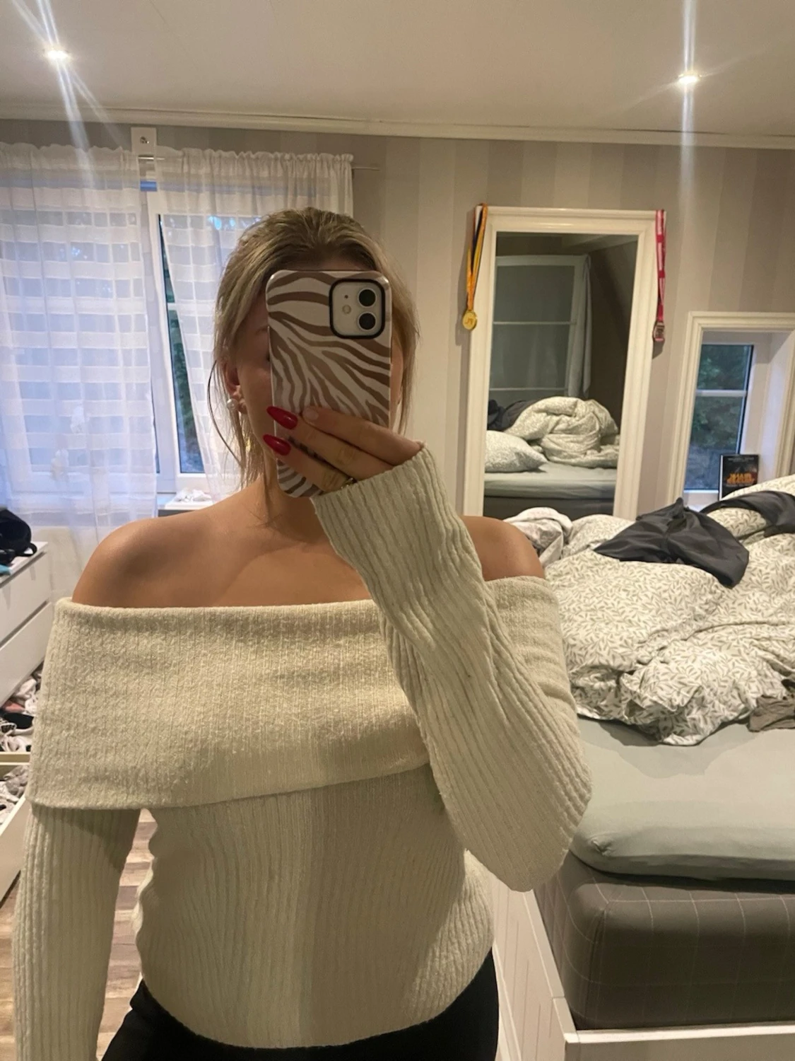 Off shoulder stickad tröja cremevit - 2