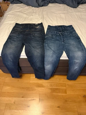 Två par blå jeans från Jack & Jones - Säljer två par blå jeans från Jack & Jones i olika färger. Modellerna är slim Glenn och slim straight tim. Glenn är i 32 34 och tim är i 32 32. SÄLJS STYCK 500kr 