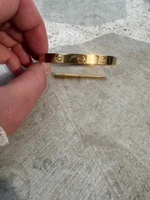 Armband LOVE  - Superfint armband i guldfärg (inte äkta guld dock). Storlek 19 (ca19 cm omkrets).kommer med skruv  