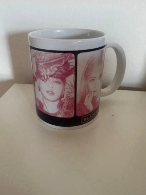 Mugg med BLACKPINK - Cool blackpink mugg med alla medlemmmar. Aldrig använd ☺️köpt på bengans 