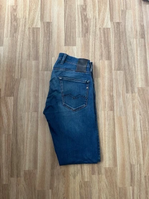 Blåa replay jeans - 29/32 men passar som 29/31