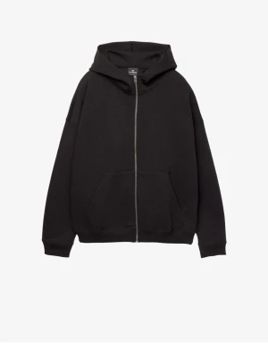 Svart hoodie från Pull&Bear - Svart hoodie från Pull&Bear med dragkedja framtill och stor känguruficka. Klassisk modell med huva och ribbade muddar vid ärmslut och nederkant. Perfekt för en chill och avslappnad stil. Storlek M men passar L å
