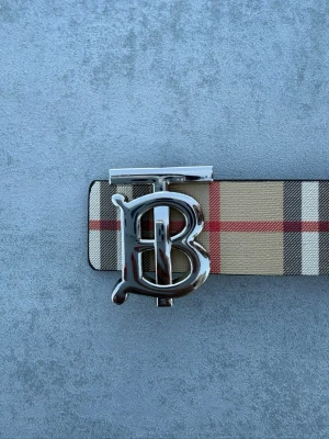 Burberry bälte  - Burberry bälte med silverfärgat spänne. Clean modell som passar till allt.
