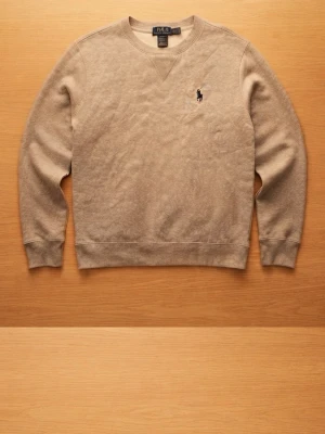 Beige sweatshirt från Polo Ralph Lauren - Klassisk beige sweatshirt från Polo Ralph Lauren med rund halsringning och broderad marinblå logga på bröstet. Tröjan har ribbade muddar vid ärmslut och nederkant, perfekt för en avslappnad och stilren look. Passar dig som är 175 ish