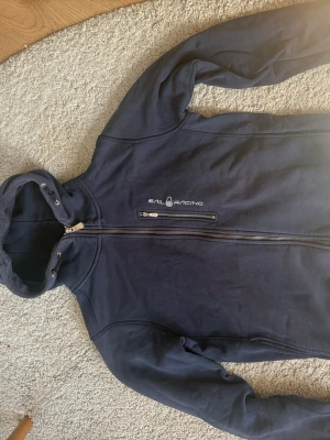 Sailracing zip - Riktigt fet sailracing zip med mer klassiskt stil, perfekt till västkusten eller skärgården. Passar perfekt till våren såsom höst. Bara höra av sig vid funderingar!