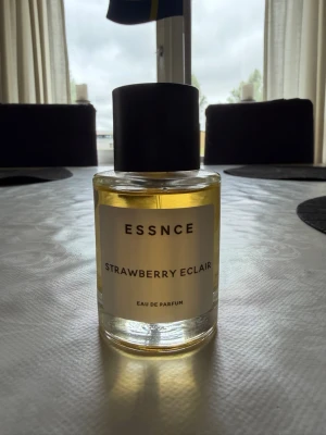 ESSNCE Strawberry Eclair parfym - Essnce Strawberry Eclair parfym, 50 ml. Endast testad, se bild för hur mycket som är kvar. 
