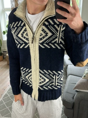 Mönsterstickad Cardigan Tommy Hilfiger med Pälsfodrad krage - Unik och supersnygg! Mått: A:46 B:44 C:50 D:60 (cm) Skriv vid fundering 😇🙌