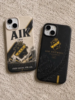 AIK mobilskal - finns till alla iPhone och vissa Samsung modeller - AIK mobilskal  Vi har mobilskal till alla iPhone-modeller och även vissa Samsung-modeller, med snygga och unika AIK inspirerade designer.  Passar bra om du vill ha något annorlunda än ett vanligt enfärgat skal och samtidigt visa ditt stöd för AIK.  Skriv vilken mobilmodell du har så kollar jag om den finns tillgänglig.  Priset gäller ett skal. fotbollmobilskal, mobilskalaik, aikcase, aikphonecase, aikmobilskal, mobilskal, aik