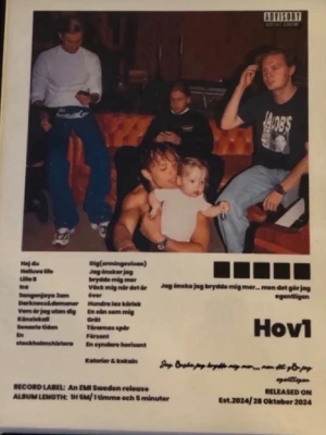 Hov1 album med vit omslag - Säljer ett album av Hov1 med vit framsida och ett foto på bandmedlemmarna samt en liten bebis. Omslaget har svart text med låttitlar och information om albumet. Perfekt för dig som gillar svensk hiphop och vill ha något snyggt i bokhyllan.