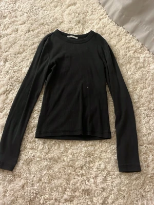 långärmad tröja - superfin tröja från Zara, de små fläckarna man ser går bort i tvätt🥰