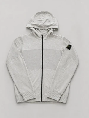 Stone Island zip hoodie - Tjena, jag säljer en riktigt snygg och sällsynt Stone Island zip hoodie😁 Den är i mycket bra skick och har inga fläckar eller skador☺️ Den är självklart äkta✅ Skicka om du har några frågor och kom gärna med rimliga bud😄