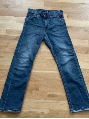 Grå replay jeans - Replay Jeans i modell Thad 12 år/ 150 cm platsar även större Mycket bra skick kom privat vid intresse pris 299 kr