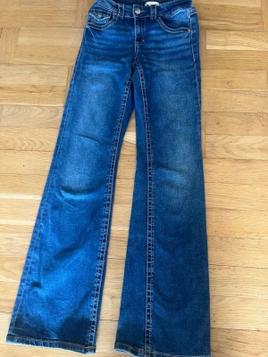Mörkblåa Ginatricot Jeans - Storlek 164, från Ginatricot young. Pris kan diskuteras 