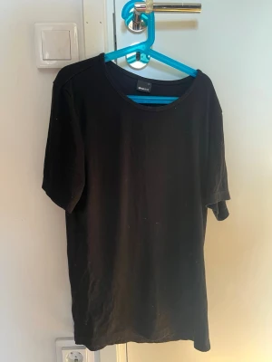 Svart ribbad t-shirt - En enkel svart t-shirt med ribbad struktur och rund hals. T-shirten har korta ärmar, perfekt till jeans eller shorts. Stilren och lätt att matcha med olika outfits. Från Gina Tricot, strl L ☺️