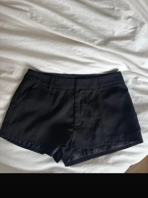 Kostymshorts  - Super fina, classy , vackra kostymshorts frăn bikbok eller Zara, har ej kvar lappen tyvärr! 💛 Använd ca 1-2 gånger Pris går diskuteras  Storleken ar en storlek S skulle aven passa Xs! Shortsen är en midwaist/lowwaitsskulle jag säga, går att ha som man vill🤍