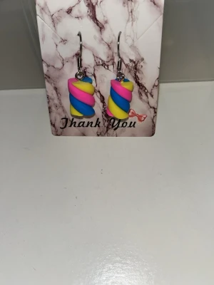 Marshmallows Örhängen  - Unika örhängen med twistad design i starka färger: rosa, blå och gul. Örhängens krokarna är i rostfritt stål.Finns i flera sorter/färger.