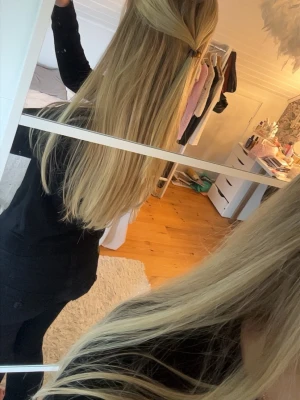 Svart långärmad tröja med knappar - Säljer denna trendiga tröjan från zara. Den får en elegant look med de guldiga knapparna på handlederna som är en supersnygg detalj. Superskönt och strechigt material!💓💓💓