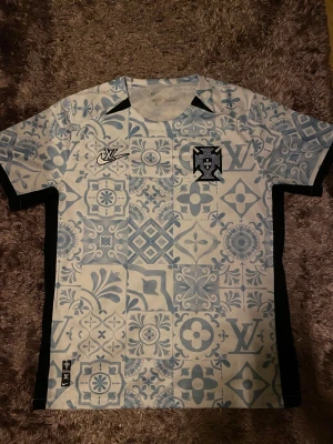 Portugal x LV-inspirerad fotbollströja - Unik Portugal-tröja med exklusiv LV-inspirerad design 🇵🇹✨  Riktigt snygg och iögonfallande tröja som sticker ut. Perfekt för dig som gillar fotboll och en exklusiv stil. Lätt och skön att använda både till vardags och på sommaren