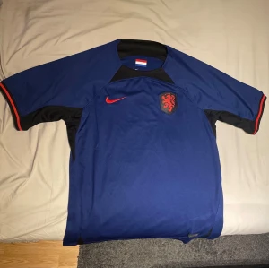 fotbollströja Nederländerna borta 2022  - Säljer denna Nederländerna tröja. Storlek XL sitter bättre som L. Skick 10/10 knappt använd. Pris går att diskuteras