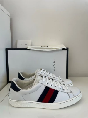 Gucci Ace Skor  - Säljer nu dessa Gucci Ace Skor i uk 8 som motsvarar storlek 42, skriv för fler bilder/frågor🙌🏼