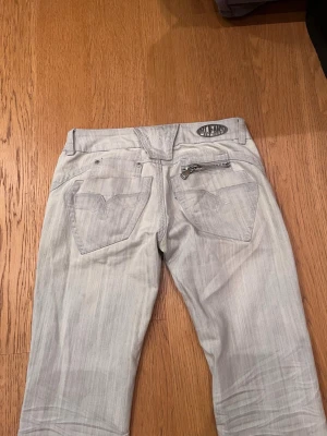 Vintage lågmidjade jeans - Vintage lågmidjade jeans i storlek 28 köpta här på Plick, men tyvärr för stora. Priset är diskuterbart! De är extremt ljusblåa, lite grå nyans. Midjemåttet är 33cm, och innerbenslängden 78cm
