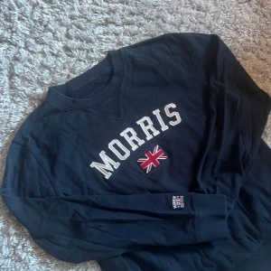 Morris Crewneck - Säljer denna riktigt snygga svarta Morris crewneck. Tröjan är i storlek L och är i bra skick utan defekter. Bara att skriva över frågor och funderingar.