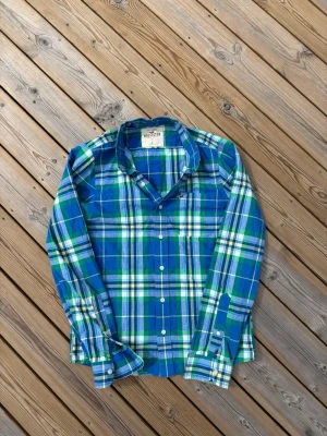 Hollister flanell skjorta  - Säljer denna Hollister flanell skjorta i mycket bra skick. Storlek L. Passar perfekt för dig som är mellan 175-180! Hör av er vid frågor eller minsta fundering 🙌  Längd: 69 cm  Bred: 51 cm  Ärm: 69,5 cm
