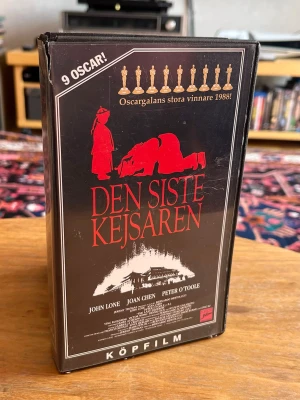 Oöppnad & inplastad VHS Den Sista Kejsaren - Sällsynt samlarobjekt! Oöppnad och fabriksinplastad svensk köpfilmsutgåva av Bernardo Bertoluccis 9-faldigt Oscarsbelönade mästerverk "Den Siste Kejsaren" från 1987.  Att hitta svensk köpfilm från 80-talet i originalplast blir allt svårare, vilket gör detta till ett perfekt exemplar för VHS-samlaren eller nostalgikern. Skick:  * Kassett/Film: Helt ospelad och oöppnad (Mint/Sealed).  * Plast/Omslag: Originalplasten sitter tätt runt om.  * Anmärkning: Det finns en slitage som syns på bild 3