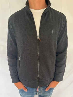 Ziptröja från ralphlauran  - Säljer denna tvärfeta zip tröja ifrån märket Polo Ralph lauren. Modellen är ca 180 cm lång och väger 73 kg, tveka inte på att kontakta mig vid minsta fundering🙌